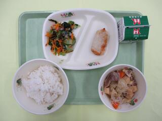 ご飯・ 牛乳・ チーズかまぼこ・ 小松菜の和風サラダ・ 豆じゃが