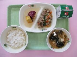 ご飯 ・牛乳・ 豚肉のしょうが炒め・ 大学いも・ わかめのみそ汁