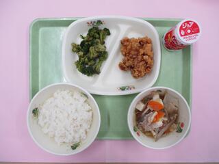 ご飯・ 発酵乳（いちご）・ 鶏肉のから揚げ・ ブロッコリーのおかか和え・ 豚汁