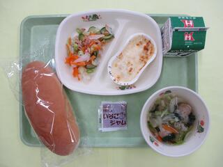 コッペパン・いちごジャム・ 牛乳・ コーンクリームグラタン・ ツナサラダ ・ミートボールスープ