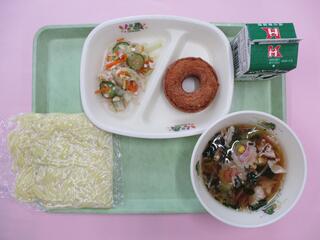 しょうゆラーメン （ソフト中華めん・ラーメンスープ）・ 牛乳・ チキンサラダ・ ミルクドーナツ