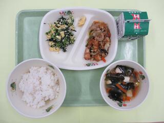 ご飯・ 牛乳・ 豚肉と厚揚げのみそ炒め・ しらすと小松菜の卵とじ・ わかめスープ