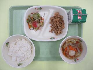 れんこん入り肉そぼろ丼（ご飯・れんこん入り肉そぼろ）・ 牛乳・ りっちゃんサラダ ・すいとん汁