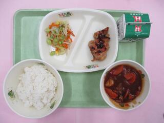 ご飯 ・牛乳・ 鶏肉のマーマレード焼き・ コーンと枝豆のサラダ・ 米粉のブラウンシチュー