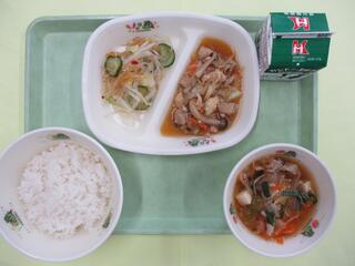 ご飯・ 牛乳・ タッカルビ風野菜炒め・ 春雨サラダ・ キムチスープ