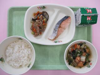 ご飯・ 牛乳・ さけの塩焼き・ 豚肉となすのしょうが炒め・ じゃがいものみそ汁