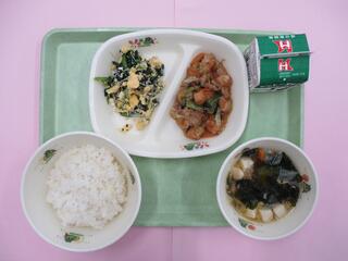 ご飯・ 牛乳・ 豚肉と厚揚げのみそ炒め・ しらすと小松菜の卵とじ・ わかめスープ