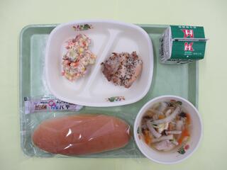 コッペパン・キャラメルクリーム・ 牛乳・ 鶏肉のバジル焼き・ スイートポテトサラダ ・白菜スープ