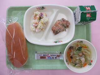 コッペパン・キャラメルクリーム・ 牛乳・ 鶏肉のバジル焼き ・スイートポテトサラダ・ 白菜スープ