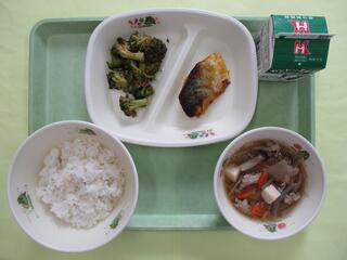 ご飯・牛乳・さばの塩麹カレー焼き・ブロッコリーのおかか和え・具だくさん豚汁