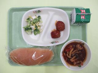 はちみつパン・牛乳・ ミートボール・ 花野菜サラダ・ 米粉ポークシチュー