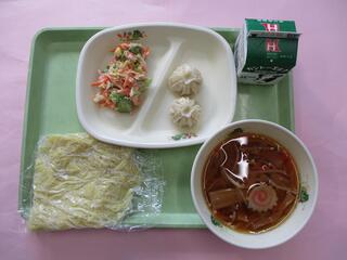 みそラーメン（中華めん・みそラーメンスープ）・ 牛乳・ 肉入りパオズ ・ツナサラダ