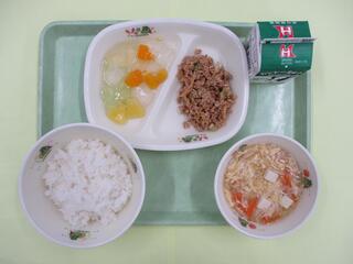 肉みそそぼろ丼（ご飯・肉みそそぼろ）・ 牛乳 ・たまごスープ・ りんごゼリーミックス