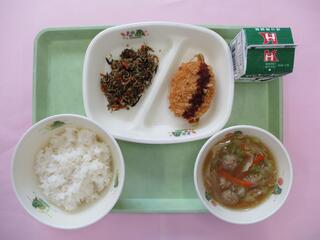 ご飯・ 牛乳・かぼちゃコロッケ・ ひじきとじゃこのソフトふりかけ・ キャベツと肉団子のみそ汁