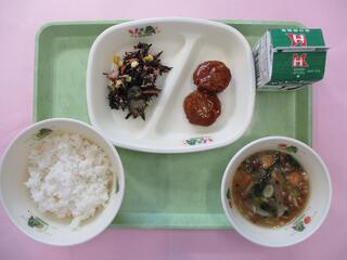 ご飯 ・牛乳・ 照り焼きつくね・ ひじきdeサラダ・ なめこ汁　