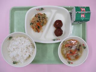 ご飯・ 牛乳・ 甘酢肉団子・ 春雨のみそ炒め・ 白菜の中華スープ