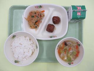 ご飯・ 牛乳・ 甘酢肉団子・ 春雨のみそ炒め・ 白菜の中華スープ