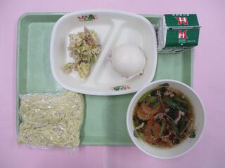 しょうゆラーメン (ソフト中華めん・ラーメンスープ)・ 牛乳・ 肉まん・ さつまいもとれんこんのうめマヨサラダ