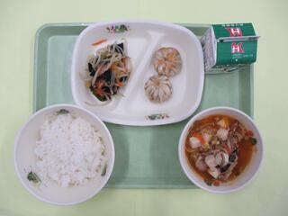 ご飯・ 牛乳・ にらまんじゅう・ くらげサラダ・ キムチなべ風