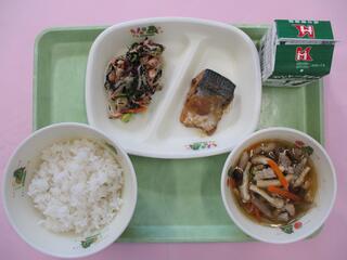 ご飯・ 牛乳・ さばのみそ煮・ 豆和え・ とりごぼう汁