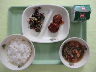 ご飯 ・牛乳・ 照り焼きつくね・ ひじきdeサラダ・ なめこ汁　