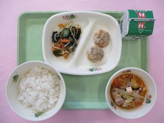 ご飯 ・牛乳・ にらまんじゅう・ くらげサラダ・ キムチなべ風