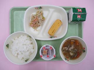 ご飯・牛乳・ 厚焼き玉子・ ゆず風味サラダ・ かぼちゃすいとん汁・ 納豆