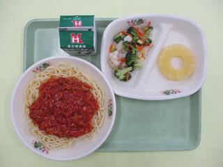 ミートソーススパゲッティ(ソフトスパゲッティ・ソース) ・牛乳・ ブロッコリーのサラダ ・パインアップル