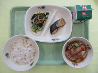 麦ご飯 ・牛乳・ さばの塩焼き・ 小松菜のおひたし・ じゅんじゅん