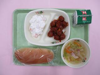 はちみつパン・ 牛乳・ ミートボールのチリ炒め・ 白菜スープ ・フルーツのクリーム和え