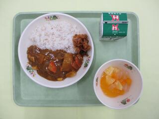 チキンカレーライス （麦ご飯・チキンカレー）・ 牛乳・ 福神漬け・ みかんゼリーミックス
