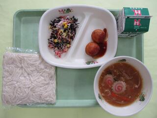 もやし肉みそうどん （ソフト麺・もやし肉みそ汁）・ 牛乳・ 米粉揚げたこ焼き・ 海と畑のサラダ