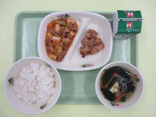 ご飯・ 牛乳・ 鶏肉のオイスターソース焼き・ トッポギ・ わかめスープ