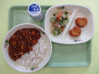 ハヤシライス （麦ご飯・ハヤシルー）・ 発酵乳（プレーン）・ チキンナゲット ・寒天サラダ