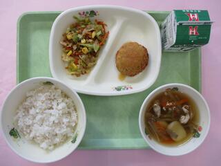 麦ご飯・ 牛乳・ 豆腐ハンバーグみぞれだれ・ 野菜のおかか和え・ すいとん汁