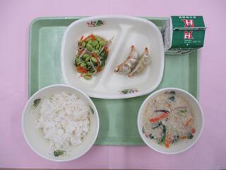 ご飯・ 牛乳・ 焼きぎょうざ・ 枝豆のサラダ・ 豆乳ごまスープ
