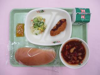 コッペパン・ マーマレードジャム・ 牛乳・ 白身魚フライ・ フレンチサラダ ・トマトシチュー