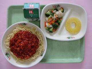ミートソーススパゲッティ （ソフトスパゲッティ・ミートソース）・ 牛乳 ・ブロッコリーのサラダ ・パインアップル