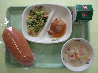 コッペパン・ 牛乳・ 鶏肉のりんごソースかけ・ グリーンサラダ・ 豆乳ポタージュ