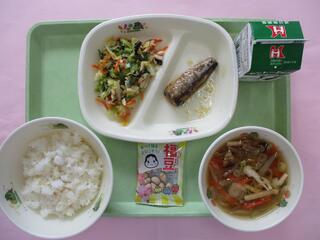 ご飯・牛乳・ いわしごまみそ煮・ 和風サラダ・すいとん汁 節分豆
