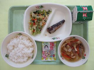 ご飯・牛乳・ いわしごまみそ煮・ 和風サラダ・ すいとん汁・ 節分豆