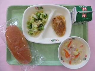 コッペパン・ 牛乳・ 鶏肉のりんごソースかけ・ グリーンサラダ・ 豆乳ポタージュ