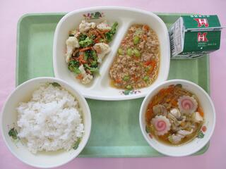 あんかけそぼろ丼 （ご飯、あんかけそぼろ）・ 牛乳・ ブロッコリーサラダ・ 中華風スープ