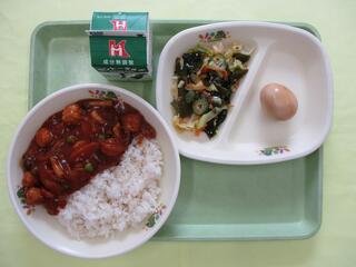 ミートボールハヤシライス (麦ご飯・ミートボールハヤシルー) ・牛乳・ しょうゆたまご ・海藻サラダ