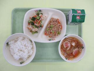 あんかけそぼろ丼 （ご飯、あんかけそぼろ）・ 牛乳・ ブロッコリーサラダ・ 中華風スープ