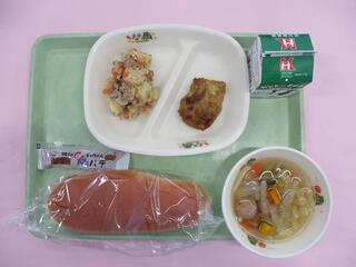 コッペパン・キャラメルクリーム・ 牛乳 ・チキンのカレー焼き・ じゃがいものバジル炒め ・野菜スープ　