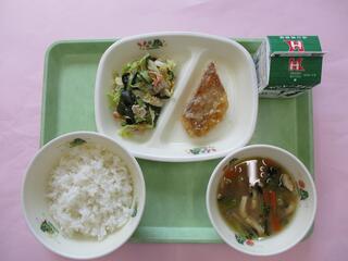 ご飯 ・牛乳・ かれいのレモン風味・ しゃぶしゃぶサラダ・ 大根のみそ汁（煮干しだし）