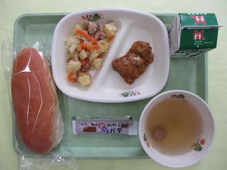 コッペパン・キャラメルクリーム・ 牛乳・ チキンのカレー焼き・ じゃがいものバジル炒め ・野菜スープ　