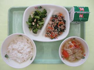 肉野菜そぼろ丼 （ご飯・肉野菜そぼろ）・ 牛乳・ 大豆とブロッコリーのナムル ・龍ケ崎トマトのスープ
