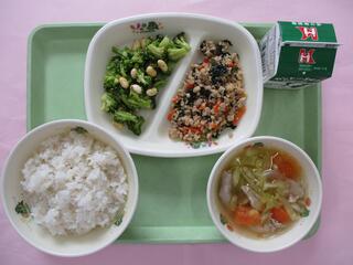肉野菜そぼろ丼 （麦ご飯・肉野菜そぼろ）・ 牛乳 ・大豆とブロッコリーのナムル ・龍ケ崎トマトのスープ
